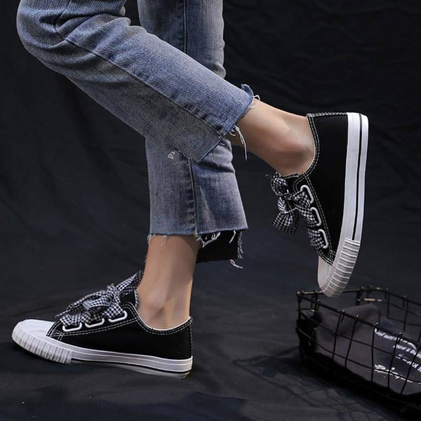 Γυναικεία αθλητικά παπούτσια με επίπεδη σόλα και καρό κορδόνια