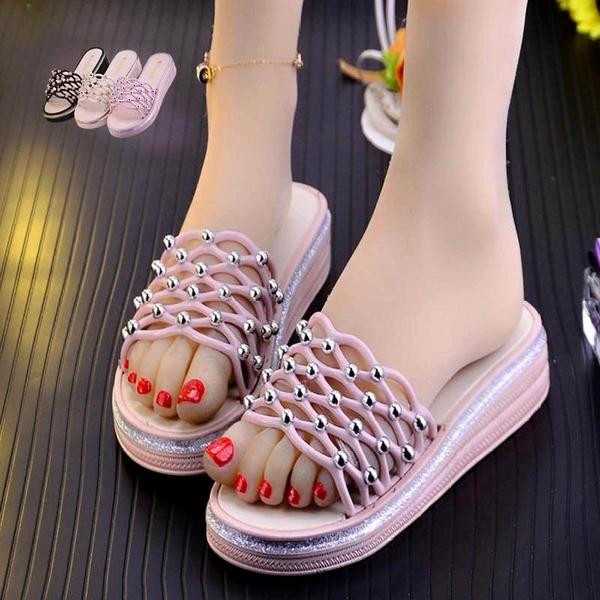 Lapos platformú női papucs fém díszítőelemekkel