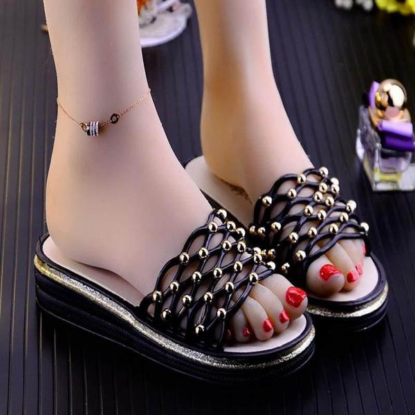 Lapos platformú női papucs fém díszítőelemekkel