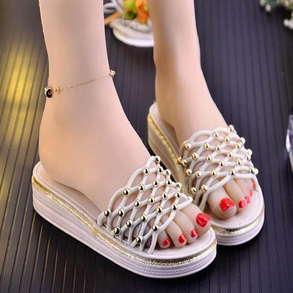 Lapos platformú női papucs fém díszítőelemekkel