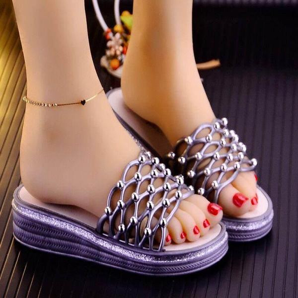 Lapos platformú női papucs fém díszítőelemekkel