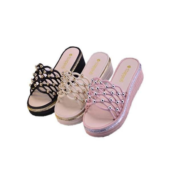 Lapos platformú női papucs fém díszítőelemekkel