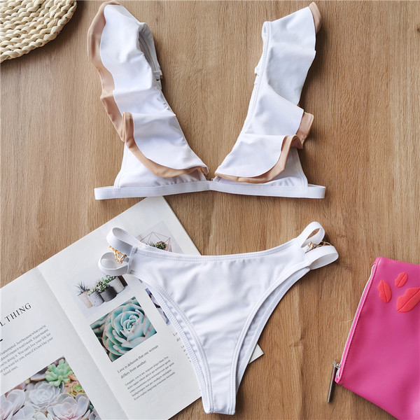 Női fürdőruha fehér színben, fürtök a tetején