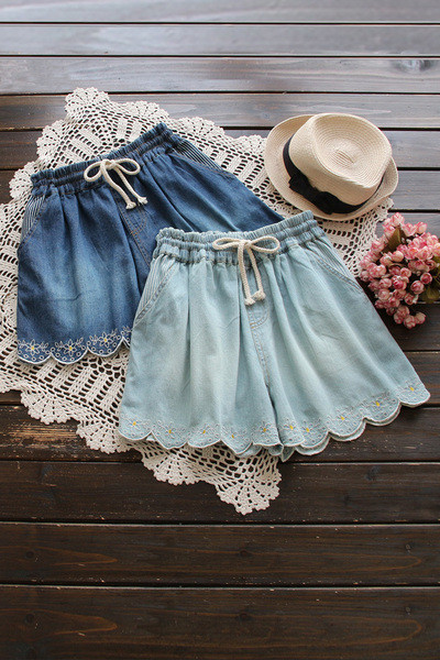 Modern női rövidnadrág hímzéssel és nyakkendővel