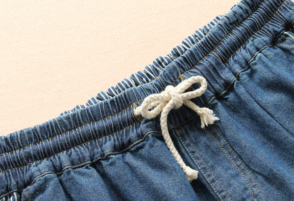 Modern női rövidnadrág hímzéssel és nyakkendővel