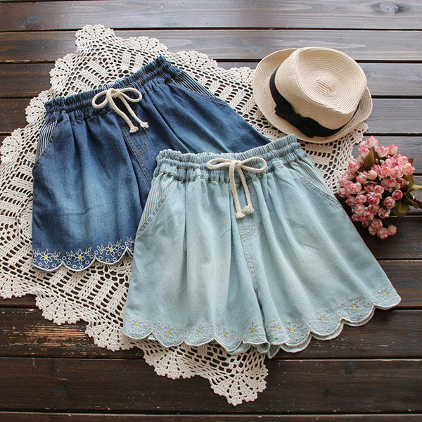 Modern női rövidnadrág hímzéssel és nyakkendővel