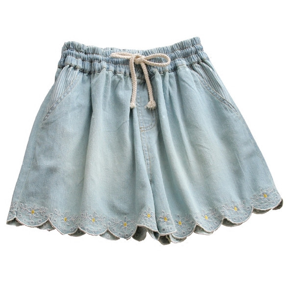 Modern női rövidnadrág hímzéssel és nyakkendővel