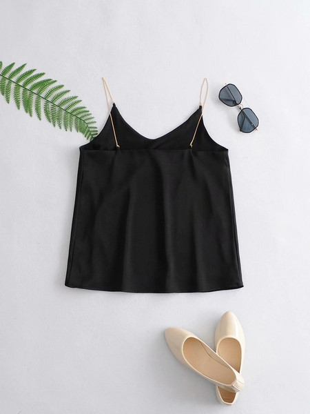 Stiilne õhukeste metallrihmadega naiste topp - musta värvi