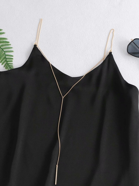 Stiilne õhukeste metallrihmadega naiste topp - musta värvi