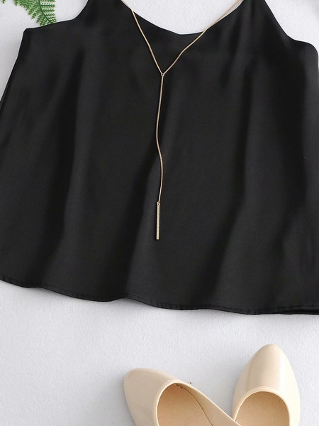 Stiilne õhukeste metallrihmadega naiste topp - musta värvi