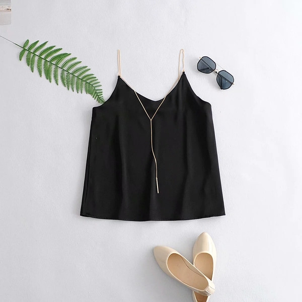 Stiilne õhukeste metallrihmadega naiste topp - musta värvi