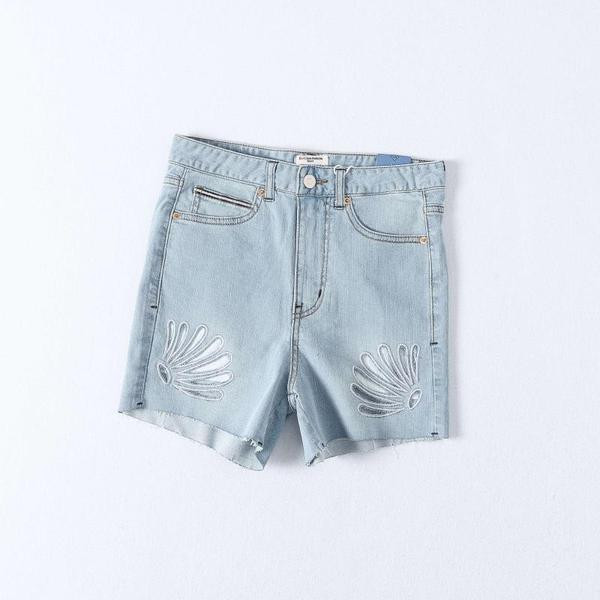 Къси дънкови панталони с изрязани части в син цвят