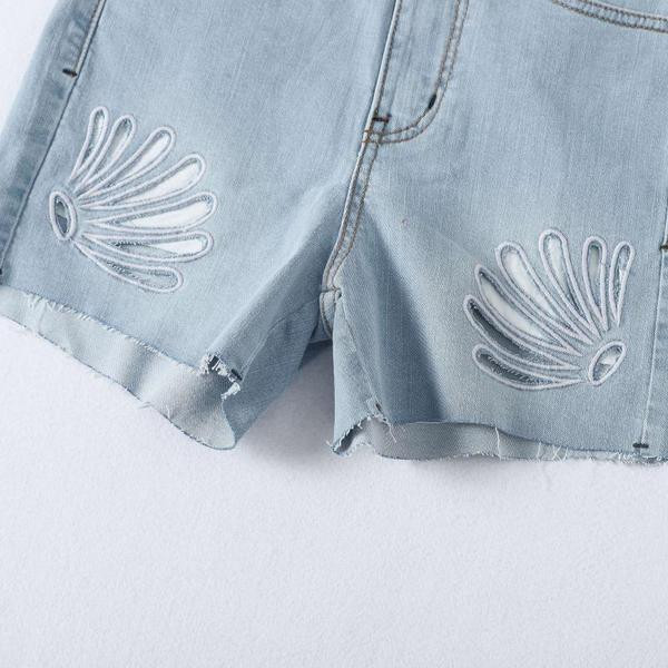 Къси дънкови панталони с изрязани части в син цвят