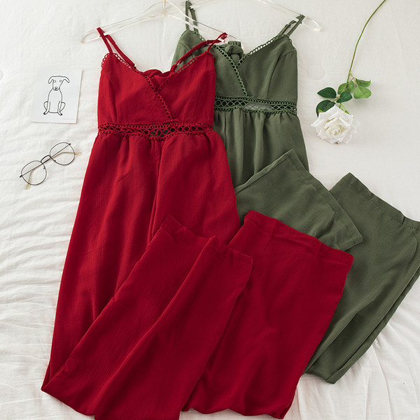 Μακριά γυναικεία ολόσωμη  φόρμα με ιμάντες και λαιμόκοψη