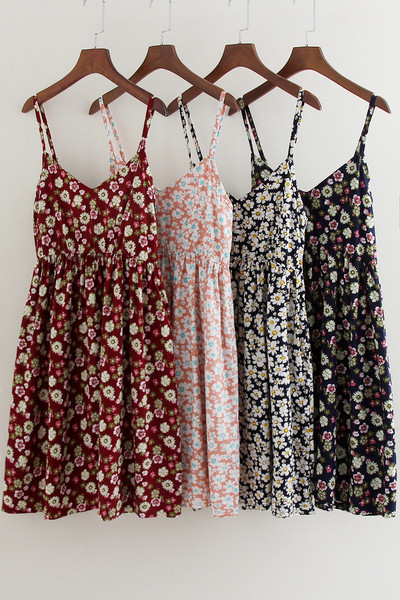 Alkalmi női virágos ruha vékony pántokkal, rugalmas derékkal