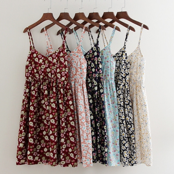 Alkalmi női virágos ruha vékony pántokkal, rugalmas derékkal