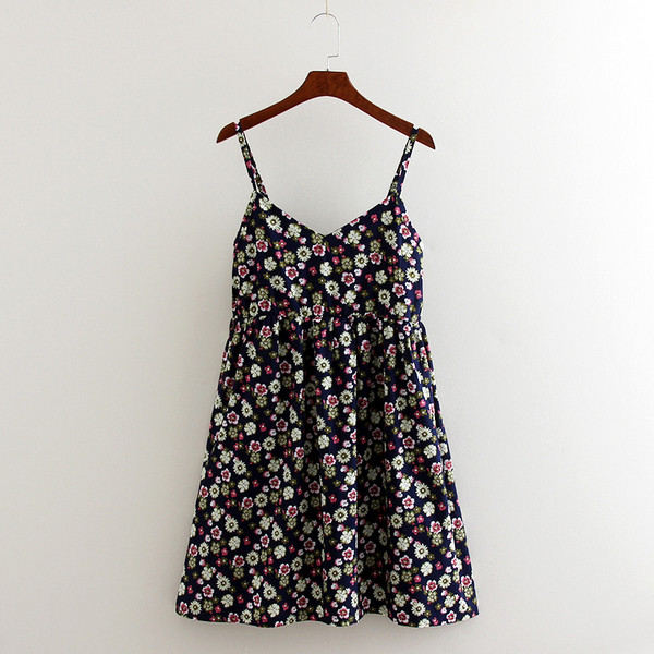 Alkalmi női virágos ruha vékony pántokkal, rugalmas derékkal