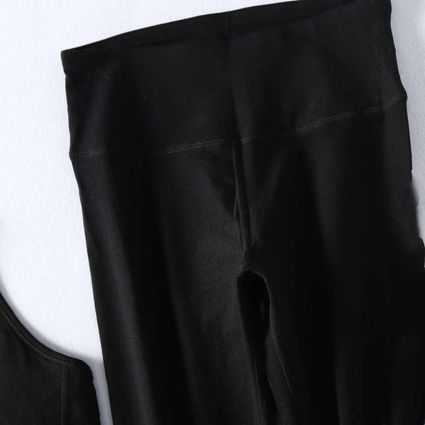 Spordikomplekt pikkadest mustadest retuusidest ja rinnakatest