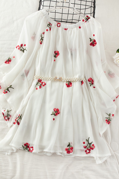 Modern női tunika hímzett virágokkal és övvel