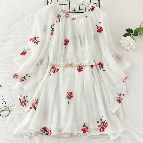 Modern női tunika hímzett virágokkal és övvel