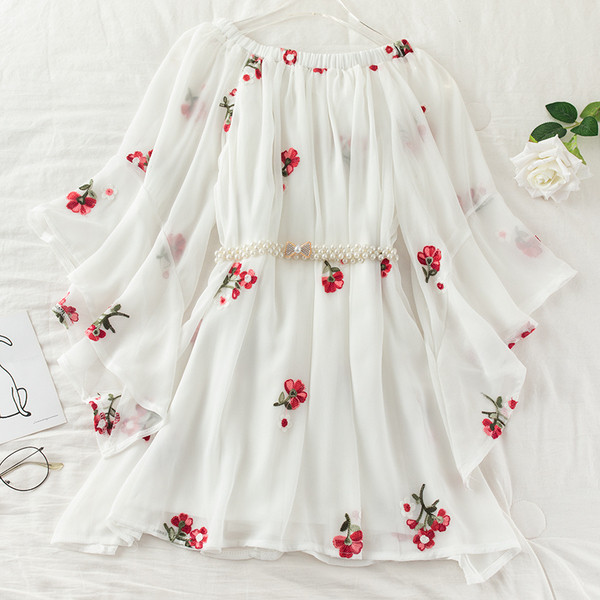 Modern női tunika hímzett virágokkal és övvel