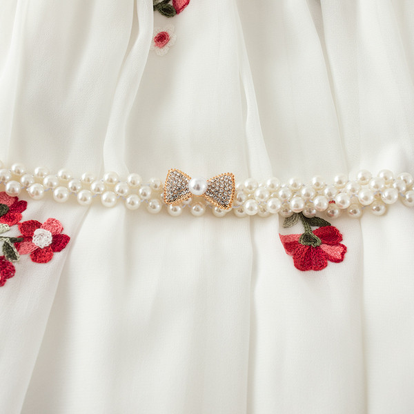 Modern női tunika hímzett virágokkal és övvel