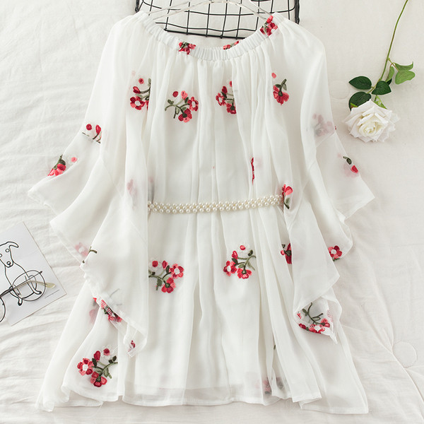 Modern női tunika hímzett virágokkal és övvel