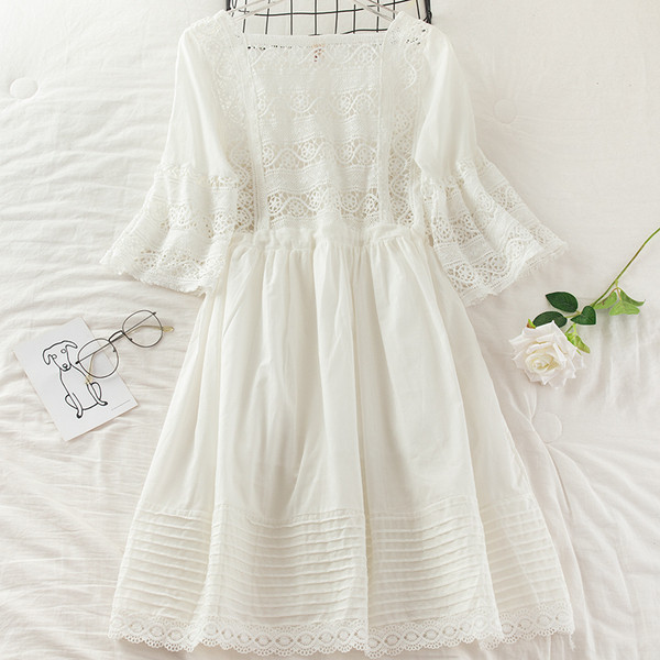 Μοντέρνο γυναικείο φόρεμα με δαντέλα και τετράγωνο ντεκολτέ