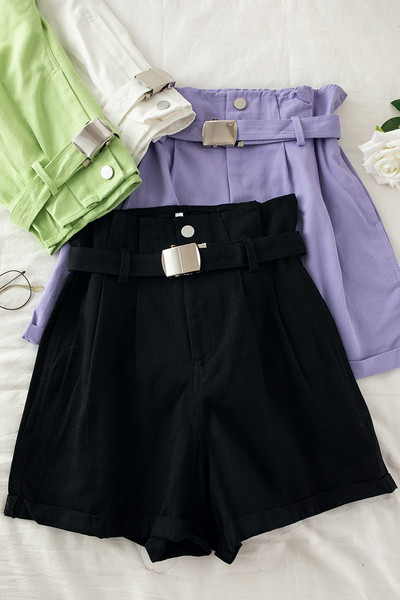 Modern női rövidnadrág magas derékkal és övvel