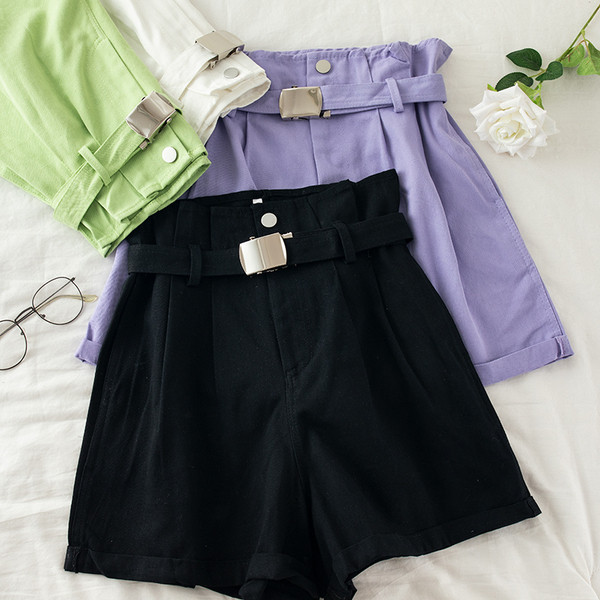 Modern női rövidnadrág magas derékkal és övvel