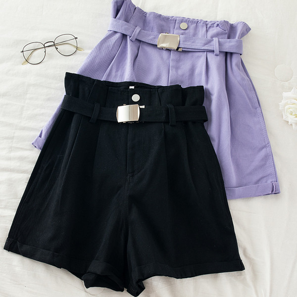 Modern női rövidnadrág magas derékkal és övvel