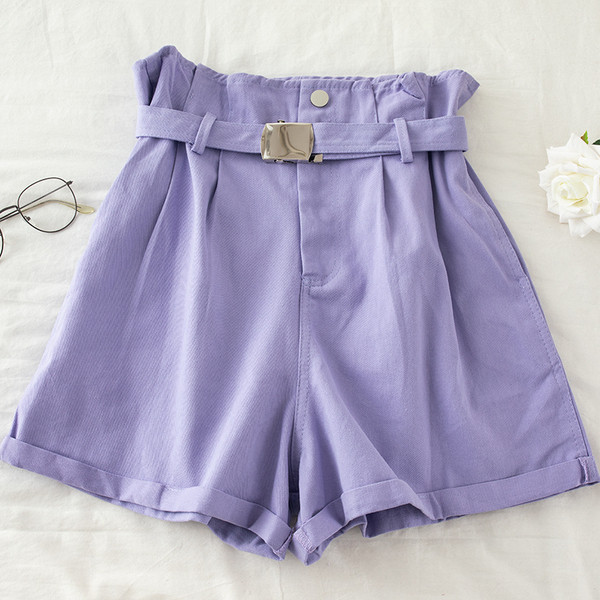 Modern női rövidnadrág magas derékkal és övvel