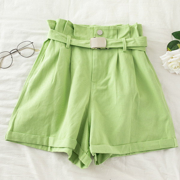 Modern női rövidnadrág magas derékkal és övvel