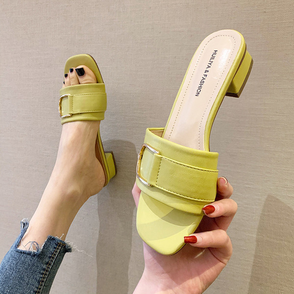 Νέο μοντέλο γυναικείες παντόφλες με μεταλλική αγκράφα