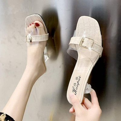 Παντόφλες γυναικείες μοντέρνες με λουράκι σιλικόνης και μεταλλική αγκράφα