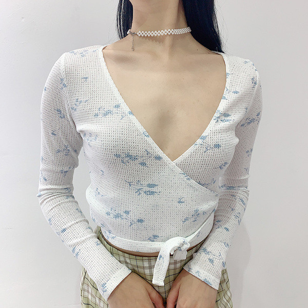 Κοντή μπλούζα με βαθύ ντεκολτέ και δεσμούς στη μέση