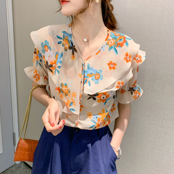 Модерна дамска риза с шпиц деколте и флорални мотиви