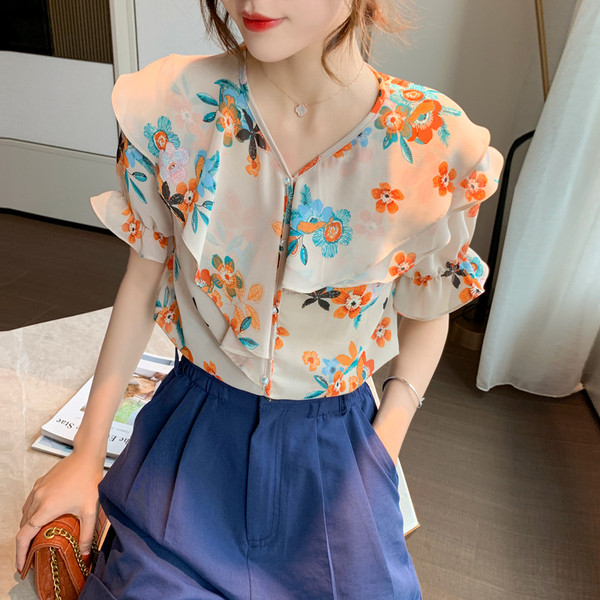 Модерна дамска риза с шпиц деколте и флорални мотиви