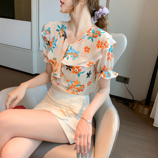 Модерна дамска риза с шпиц деколте и флорални мотиви