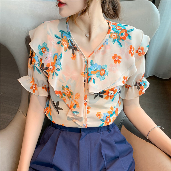 Модерна дамска риза с шпиц деколте и флорални мотиви