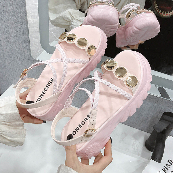 Öko bőrből készült, fém elemes női alkalmi szandál új modellje