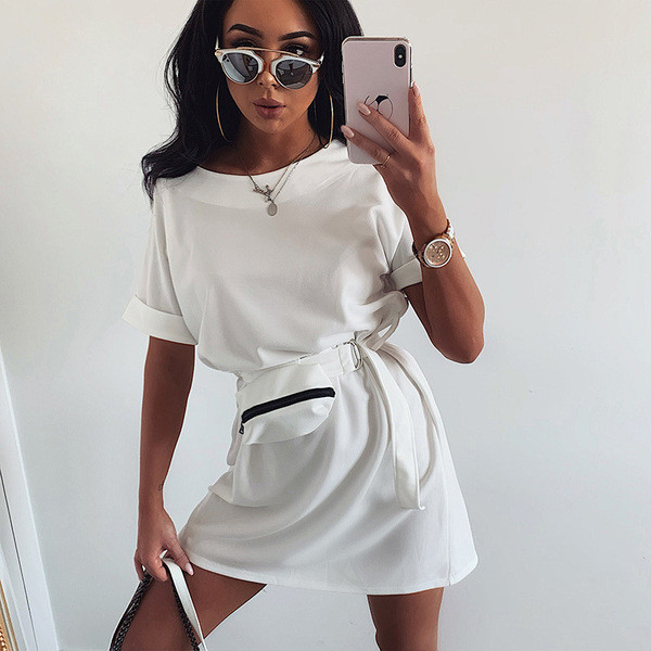 Női modern rövid ruha övvel