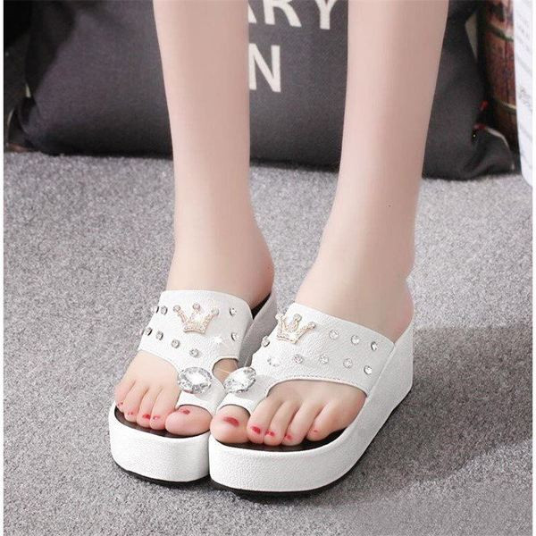 Női papucs emelvényes és díszítő kövekkel