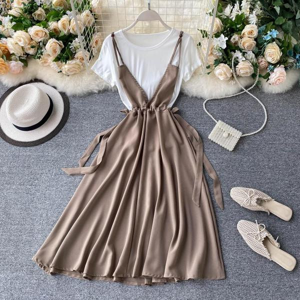 Μοντέρνο γυναικείο φόρεμα με βαθιά λαιμόκοψη και κορδόνια