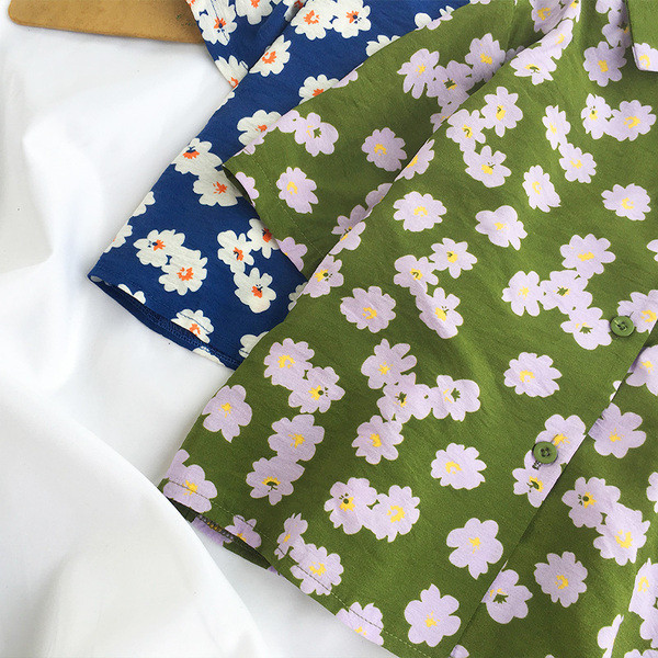 Κοντό καθημερινό πουκάμισο με κλασικό γιακά και λουλουδάτο μοτίβο