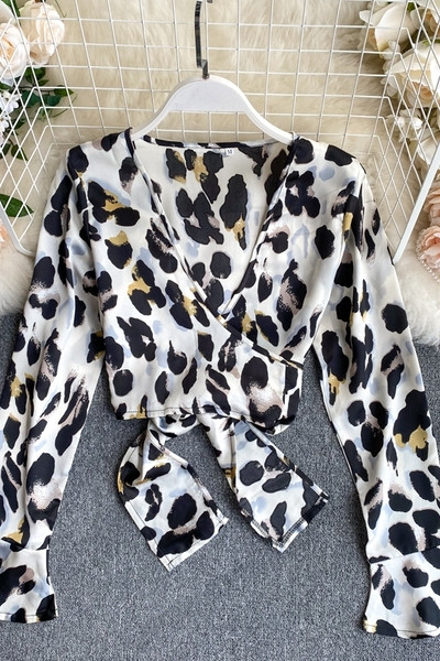 Rövid női ing állatmintával és mély nyakkivágással