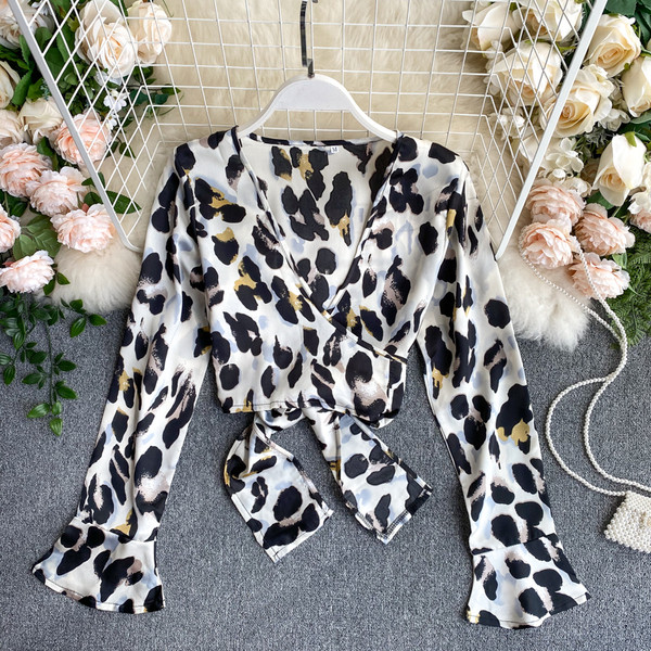 Rövid női ing állatmintával és mély nyakkivágással