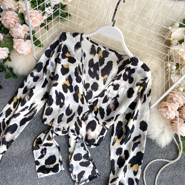 Rövid női ing állatmintával és mély nyakkivágással