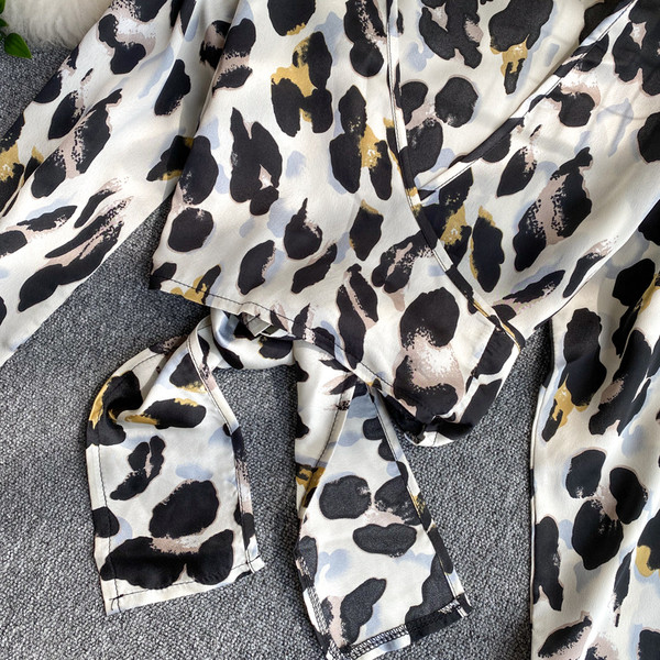 Rövid női ing állatmintával és mély nyakkivágással