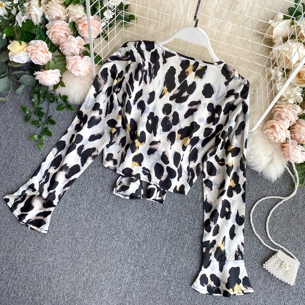 Rövid női ing állatmintával és mély nyakkivágással